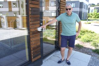 Lennart Valner påpeker manglende beskyttelse for vær og vind rundt elektronisk nøkkelboks.