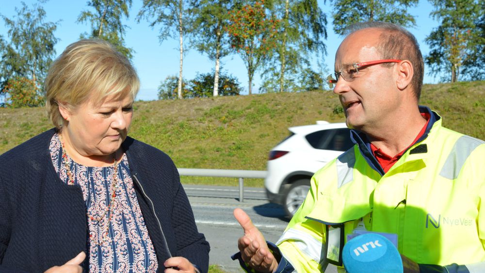 Nye Veiers Johan Arnt Vatnan er pådriver for totale samhandlingskontrakter i hele plan- og byggeprosessen. Her i E6-samtale med statsminister Erna Solberg i september i fjor.