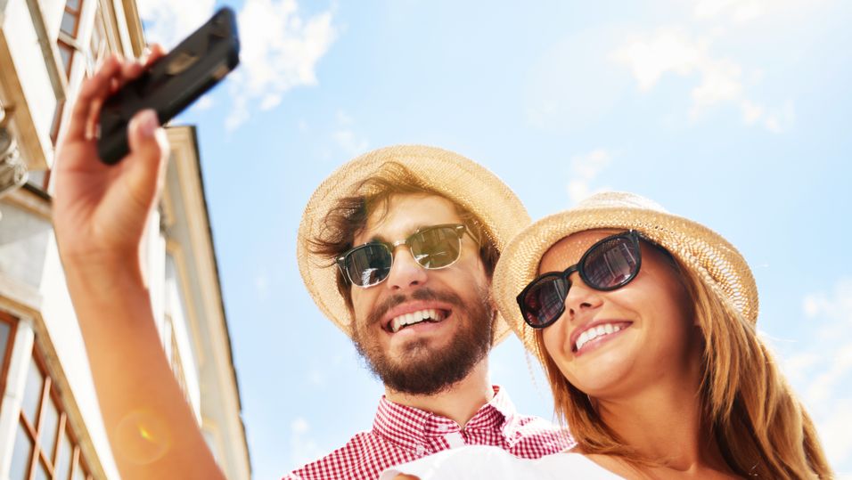 Obligatoriske selfier må til, men er du uheldig med din operatørs gjestingspartner, kan du måtte laste dem opp via wifi-nettet på hotellrommet.