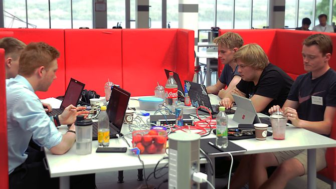Magnussens lag i arbeid.