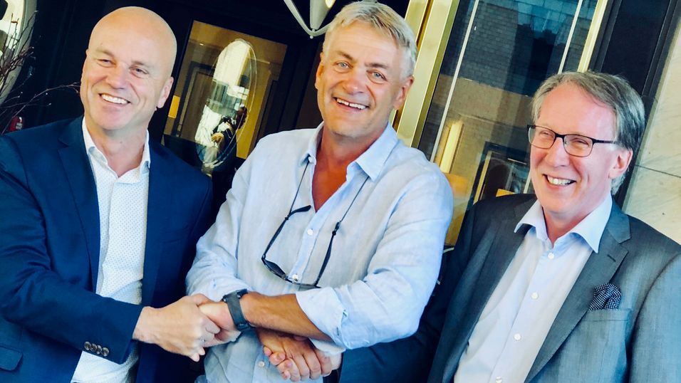 Erik Espeset, konsernsjef i Tafjord, Gunnar Evensen, administrerende direktør i Get TDC og Gunnar Hareide, administrerende direktør i Tafjord marked etter at avtalen om leveranse av TV og bredbånd i Tafjord-fiberen var signert.