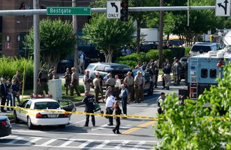 Politiet sikrer stedet rundt avisen Capital Gazette i Annapolis.