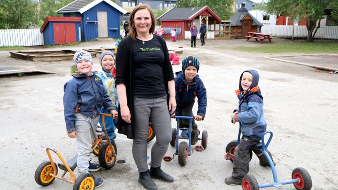 I Vollen barnehage i Bodø har de skaffet seg fem høner. Daglig leder Ann-Hilde Hansen.