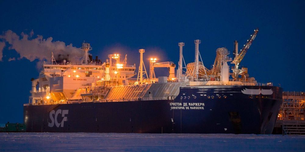 Sovcomflot er Russlands største rederi med en flåte isbytende oljetankere oig gasskip. Her laster LNG-tankeren Christophe de Margerie ved Sabetta-terminalen, Yamal. Skipet har en lastkapasitet på 172.600 m3 LNG.