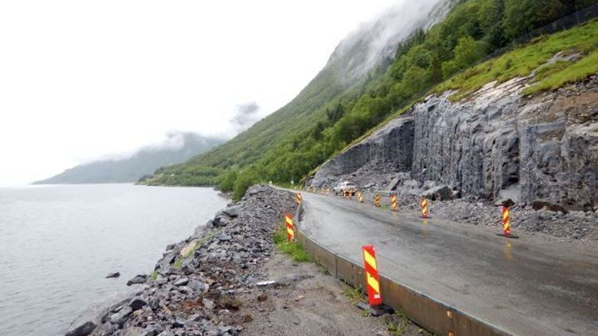 Dagens vei rundt Liatinden er skredutsatt. Til neste år kan trafikantene i stedet kjøre gjennom fjellet.
