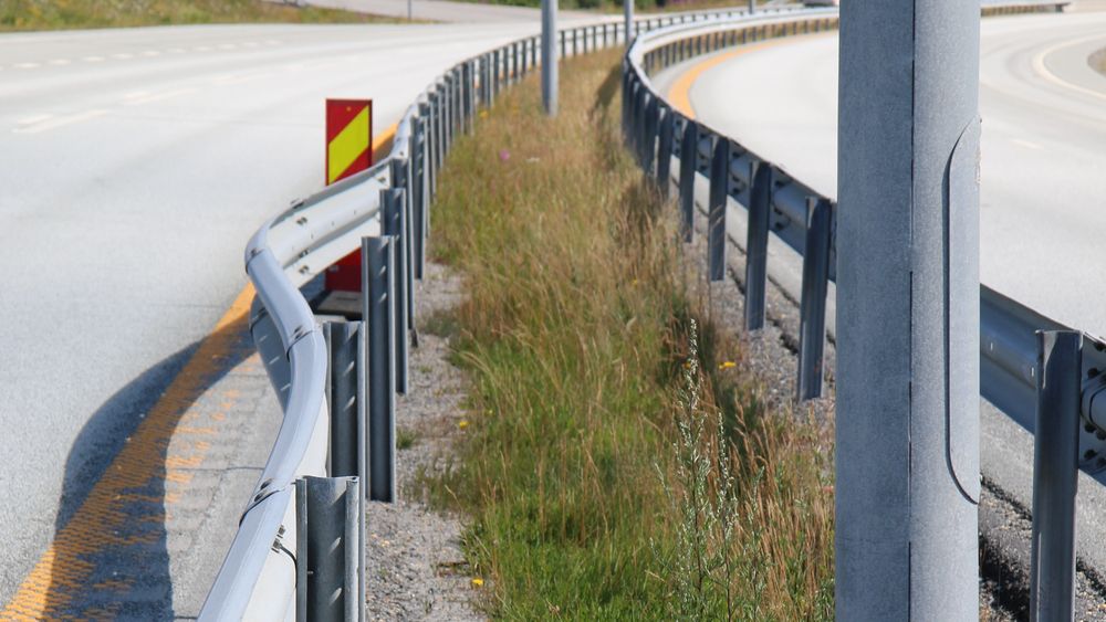 Rekkverk på E18 har bukket under i sommervarmen. 