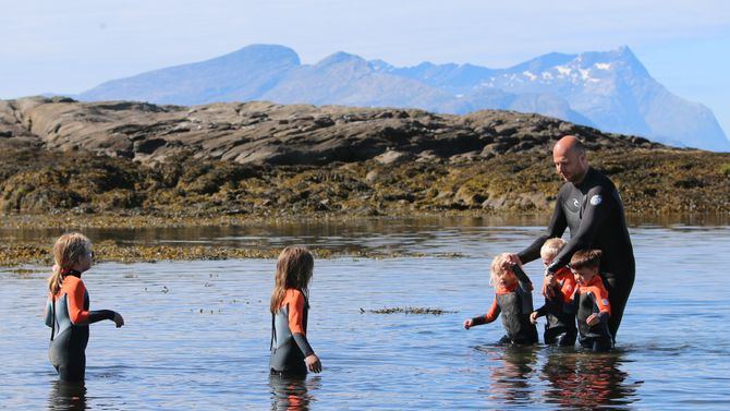 Svømmeopplæring i Norlandia Paradiset barnehage. Styrer Jan Magnus Mikalsen og assistent Hallvar Jonny Røbekk.