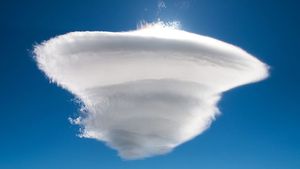 1280px-Lenticular_Cloud_over_Harold%27s_