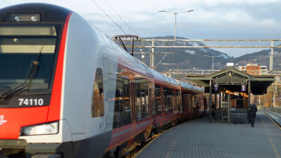Strekningen Lillehammer stasjon (bildet) til Oslo S er en av togstrekningene som skal ha mobildekning fra operatøren som kjøper en av dekningsblokkene i 700 MHz-auksjonen.