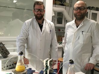 På bildet viser Jens Muff (tv) og Jens Laurids Sørensen batteriets teknologi i form av den lille prototypen.