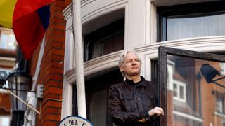 Assange kan bli kastet ut fra ambassaden