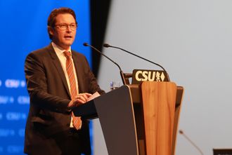 Samferdselsminister Andreas Scheuer syns bilindustrien somler med elbiler.