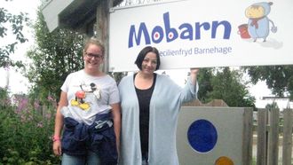 Assistent Emilie Solbakken og pedagogisk leder Jenny Gjendem i Mobarn Cecilienfryd barnehage i Molde.