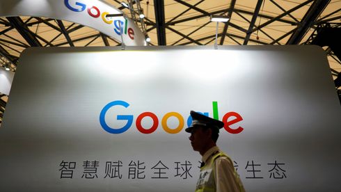 En kinesisk vakt går foran et Google-skilt under China Digital Entertainment Expo and Conference i Shanghai, Kina, den 3. august 2018.