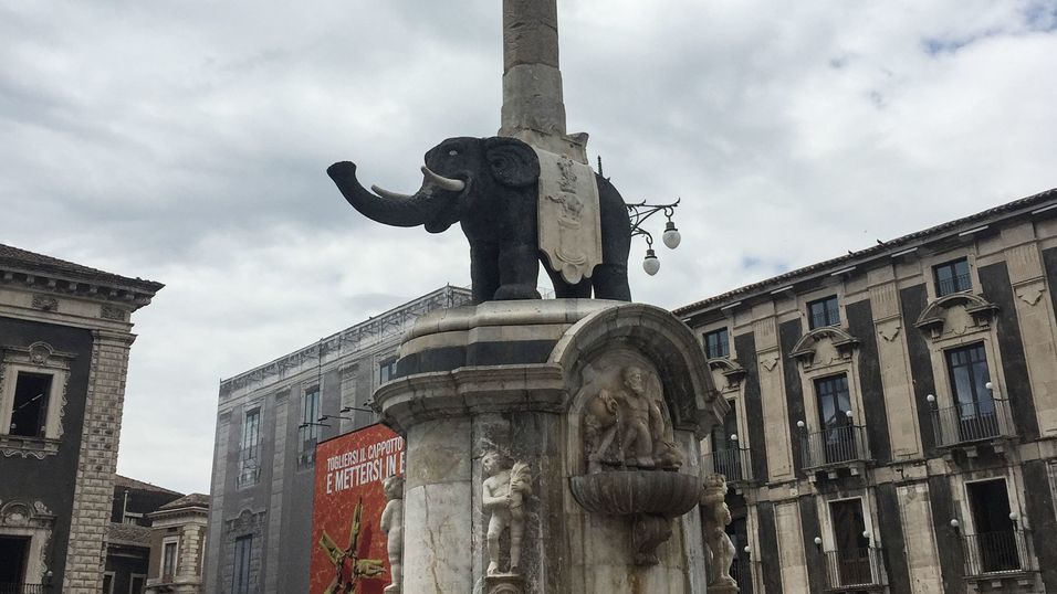 Catania på Sicilia er en av byene der Open Fiber bygger fiber til hjemmet. Bildet er fra Piazza Duomo, der byens smått absurde elefant-fontene med en egyptisk obelisk på ryggen, er hovedattraksjonen.