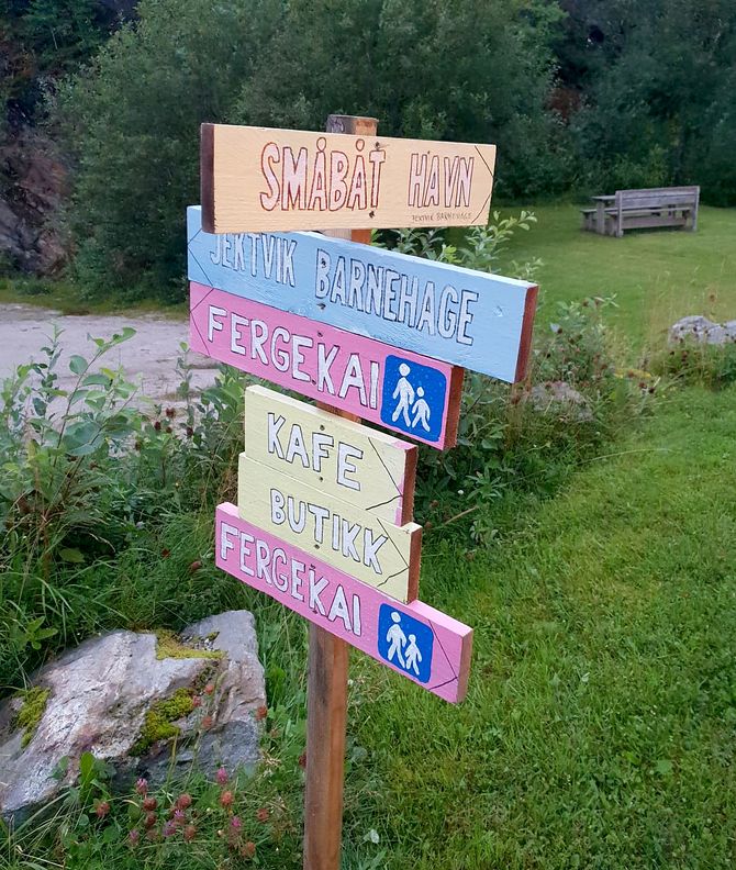 Disse skiltene skal vise turistene vei i Jektvik.