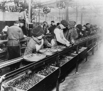 Fra produksjonslinjen ved fabrikken i Highland Park i Michigan i 1913.