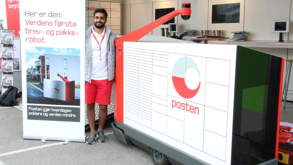 Trainee Mujtaba Hussain med Posten Norge sin nye brev og pakkerobot.
