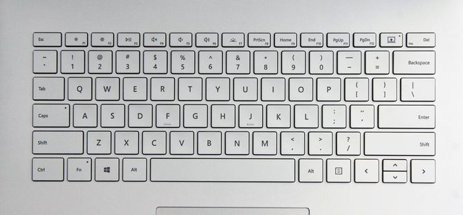 Tastaturet til Surface Book 2 har taster som stikker lenger opp fra overflaten enn på Macbook-en. Vårt testeksemplar kom med amerikansk tastelayout, men produktene som selges i Norge har selvfølgelig norsk oppsett.