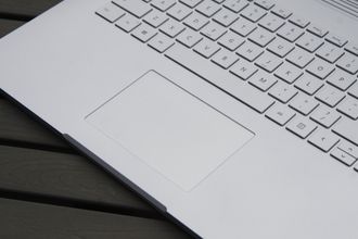 Pekeplaten på Surface Book 2 er vesentlig mindre enn den i Macbook-en, men er likevel god å bruke.