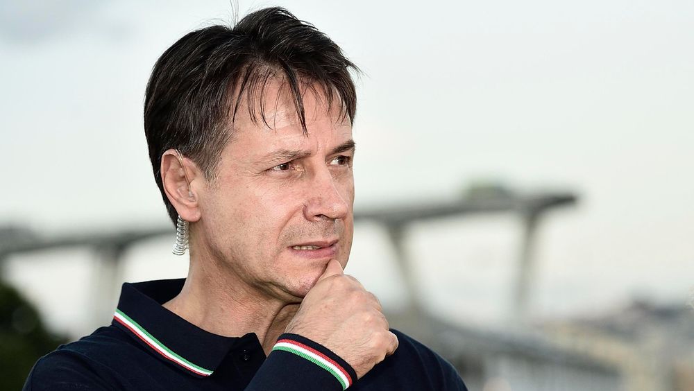 Italias statsminister Giuseppe Conte under et besøk i Genova etter brokollapsen tirsdag.