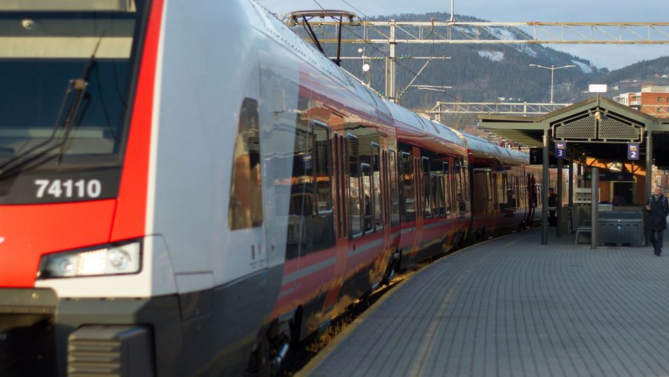 Toget på bildet står på Lillehammer stasjon. Strekningen Eidsvoll-Lillehammer har ikke høyeste prioritet i Jernbanedirektoratets utredning.