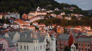 houses-on-the-hill-in-bergen-norway.300x