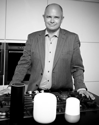 De nye smarthøyttalerne vil typisk bli brukt på kjøkkkenten tror daglig leder i nyopprettede Norsk Radio AS, Ole Jørgen Torvmark. Eksempler på smarthøyttalerne som er ventet til Norge innen kort tid er fra v. Amazon Echo, Apple HomePod og Google Home