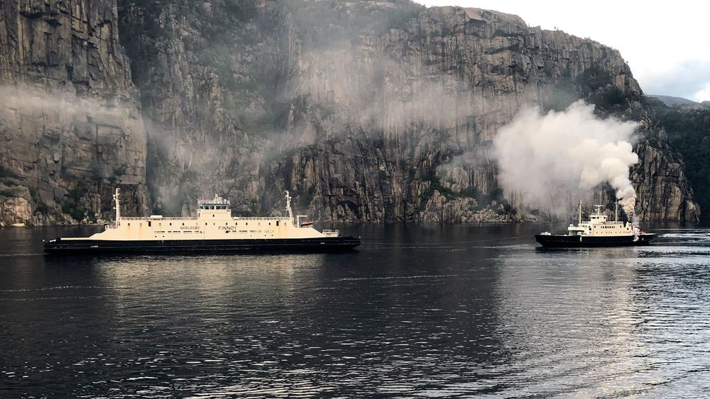 49 passasjerer ble evakuert på grunn av brann i ferja «Eid» (t.h.) i Lysefjorden i Rogaland. Fergen «Finnøy» (t.v.) kom til unnsetning.