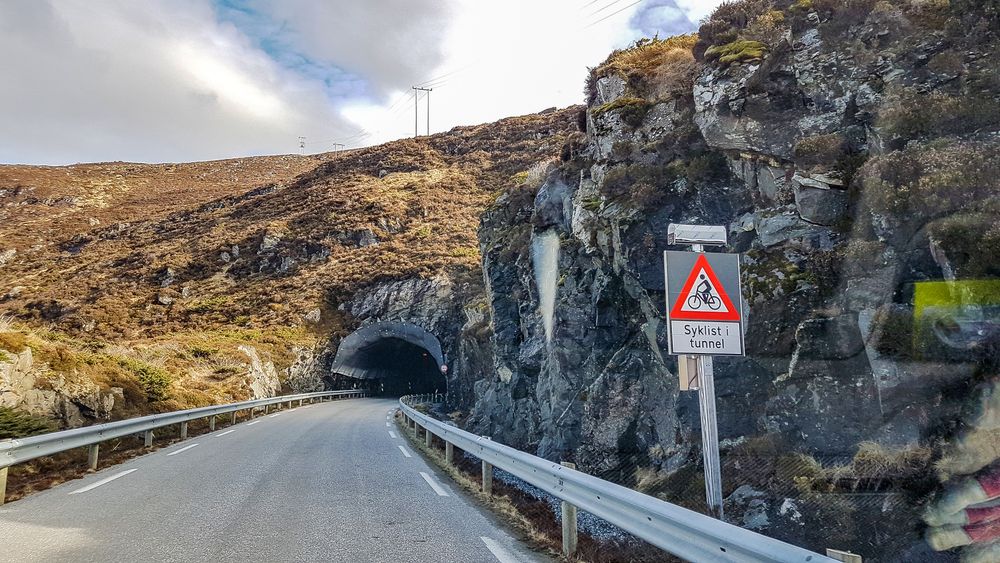Sæviktunnelen på Sunnmøre har fått installert det første automatiske varslingssystemet som registrerer og varsler at det er syklister inne i tunnelen. 