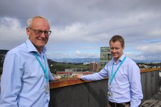 Direktør for forretningsutvikling, Odd Moen (t.v.) og leder for offshore og marinesenteret til Siemens i Trondheim, Torstein Sole-Gärtner med Trondheimsfjorden i bakgrunnen.