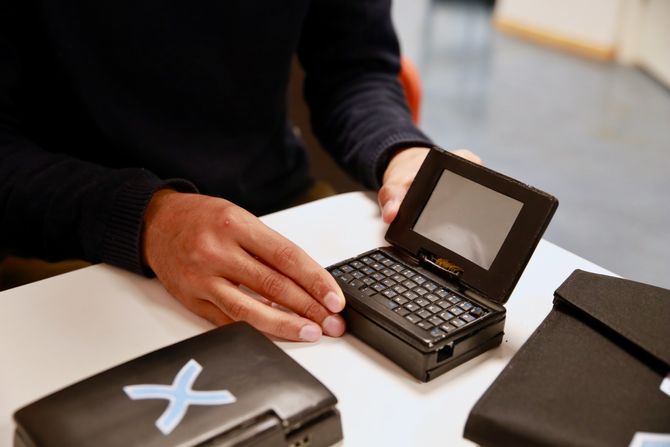 Gründerne kunne vise frem de første prototypene på den nye mini-PC-en. Dette er den første versjonen, basert på Raspberry Pi. Den ble litt i minste laget – så nå har de økt skjermstørrelsen og også lagt til en pekeplate.