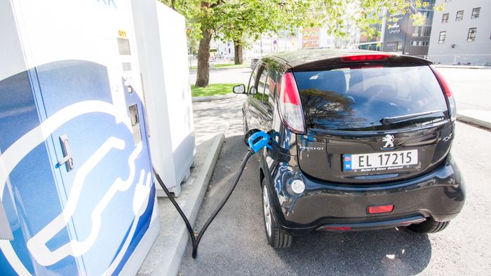 Ion lader på CHAdeMO-ladere.