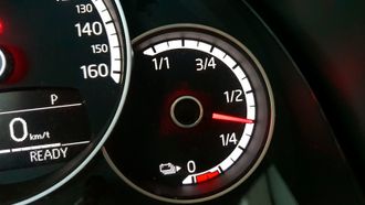Batteriindikatoren er som en vanlig tankmåler. Bilen viser ikke batteriprosent.