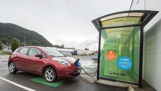 Nissan Leaf ved hurtiglader.