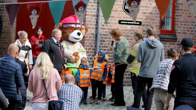 Ordføreren og barna sto for selve åpningen av det nye tilbudet.