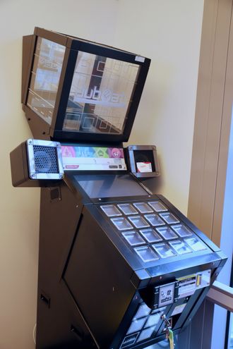 Moro på jobb: En av de ansatte har importert denne Jubeat-arcademaskinen fra Japan. Den bråker som et uvær, og brukes av både ansatte og kunder som er innom.