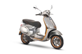 Vespa Elettrica X har et lite bensinaggregat som med 3 liter bensin gir 15 mil rekkevidde, og totalt 20 mil.