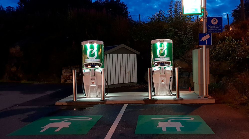 En Grønn Kontakt-ladeplass ved Kleppe på Askøy.