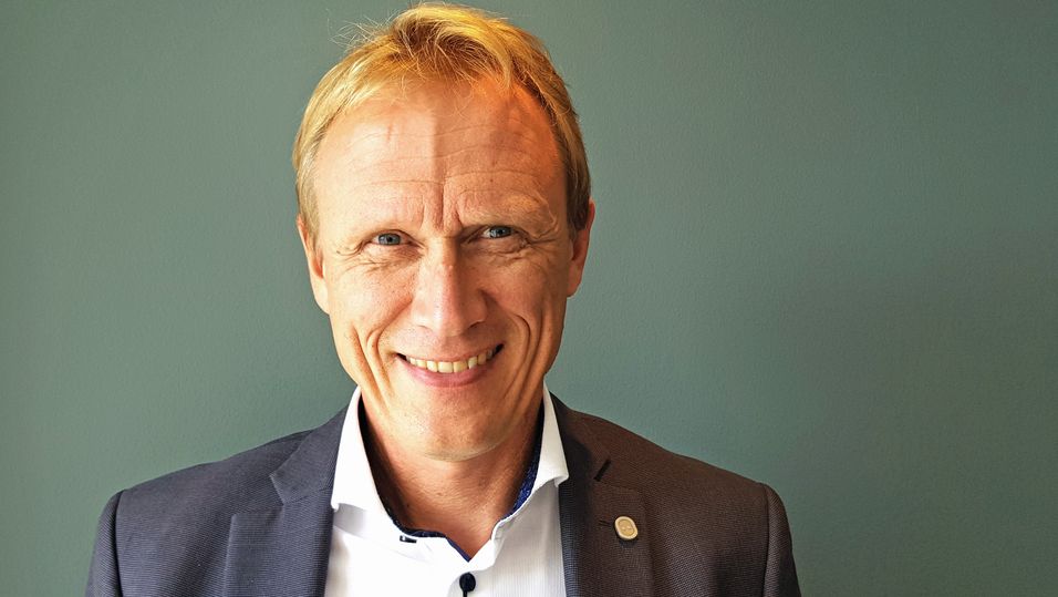 Administrerende direktør Rolf Barmen i Fjordkraft selger mobilabonnementer for å øke kundelojaliteten. Foreløpig er ikke denne delen av virksomheten lønnsom i seg selv, men det skal det bli en endring på.