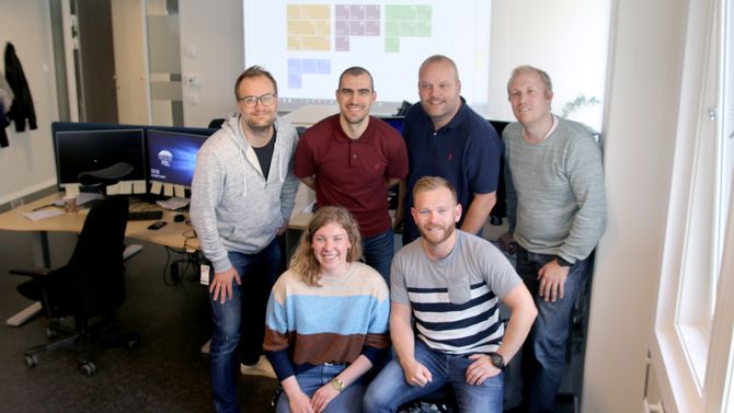 Det er høyt under taket blant utviklerne i IT-avdelingen. Bak fra venstre Vegard Kartfjord, Kjetil Hafstad, Gøran Kristensen, Bjørge Susæg Stafsnes, Kristin Skjørseter og Lars Espolin Johnson.