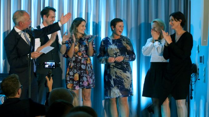 Her går det opp for Annette Strand hvem som er Årets barnehage 2018. Hun er flankert av Edel Ulven (Grandehagen), Oddrun Kvammen (Prestelva), Anette lauareid Hovda (småfolk) og Øystein Brogård fra Tronvik gårdsbarnehage, i tillegg til kunnskapsminister Jan Tore Sanner