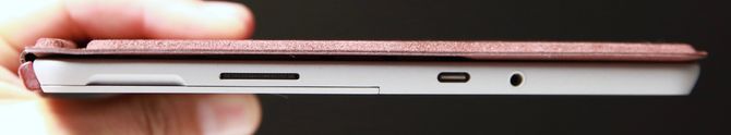 Det er både USB-C-kontakt, 3,5 mm hodetelefonutgang, samt en proprietær ladeutgang (Surface Connect). Du kan imidlertid også lade via USB-C.