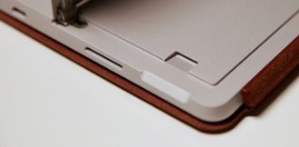 MicroSD-kortleseren finner du under skjermstøtten på baksiden av nettbrettet.