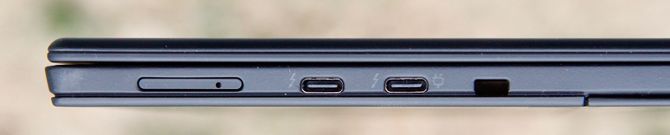 Det er to USB-C-kontakter som støtter Thunderbolt 3. Via overganger kan du koble til skjermer med andre kontakter, som HDMI eller Displayport. 