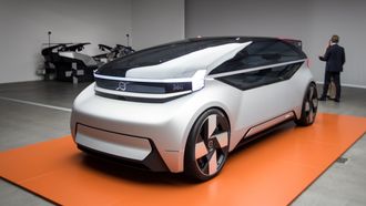 Bilen er utstyrt med en LED-stripe hele veien rundt. Derav navnet 360c.