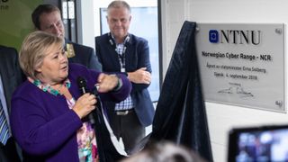 Erna Solberg avduker skiltet til Norwegian cyber range. Foto. 