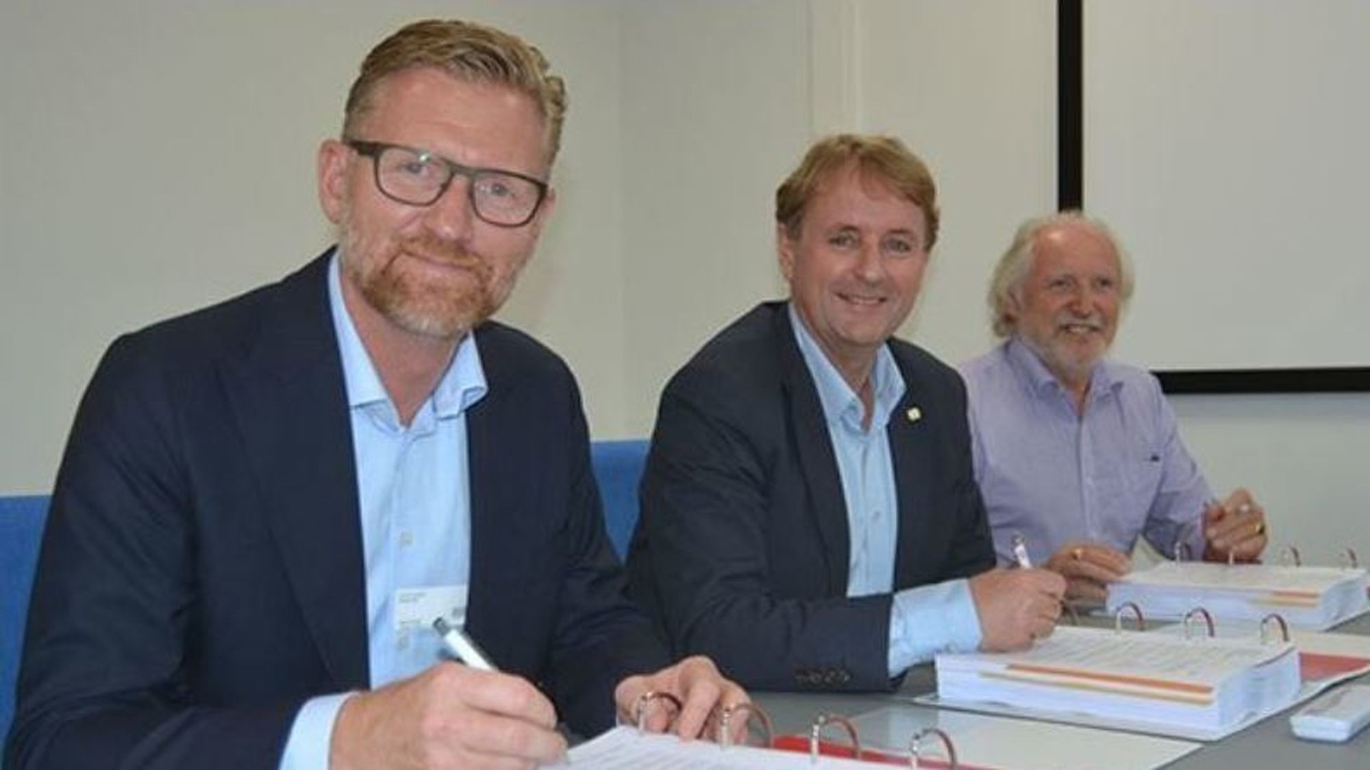  Salgsdirektrør Tor-Ove Lussand, ABB AS, regionvegsjef Helge Eidsnes og styremedlem Magnus Thunestvedt signerer kontrakten.