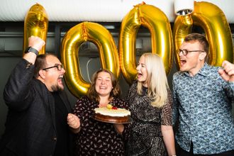 Medier24 jubler over å ha fått 1.000 betalende abonnenter. Fra venstre: Redaktør og daglig leder Erik Waatland, vaktsjef Eira Lie Jor, kommersiell leder Julie Hansson Tangen og journalist Ole Gunnar Onsøien.