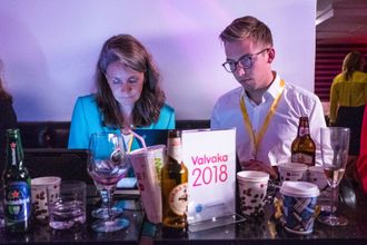 Politisk redaktør i VG, Hanne Skartveit og journalist Lars Joakim Skarvøy. Her fra under det svenske valget. Arkivfoto